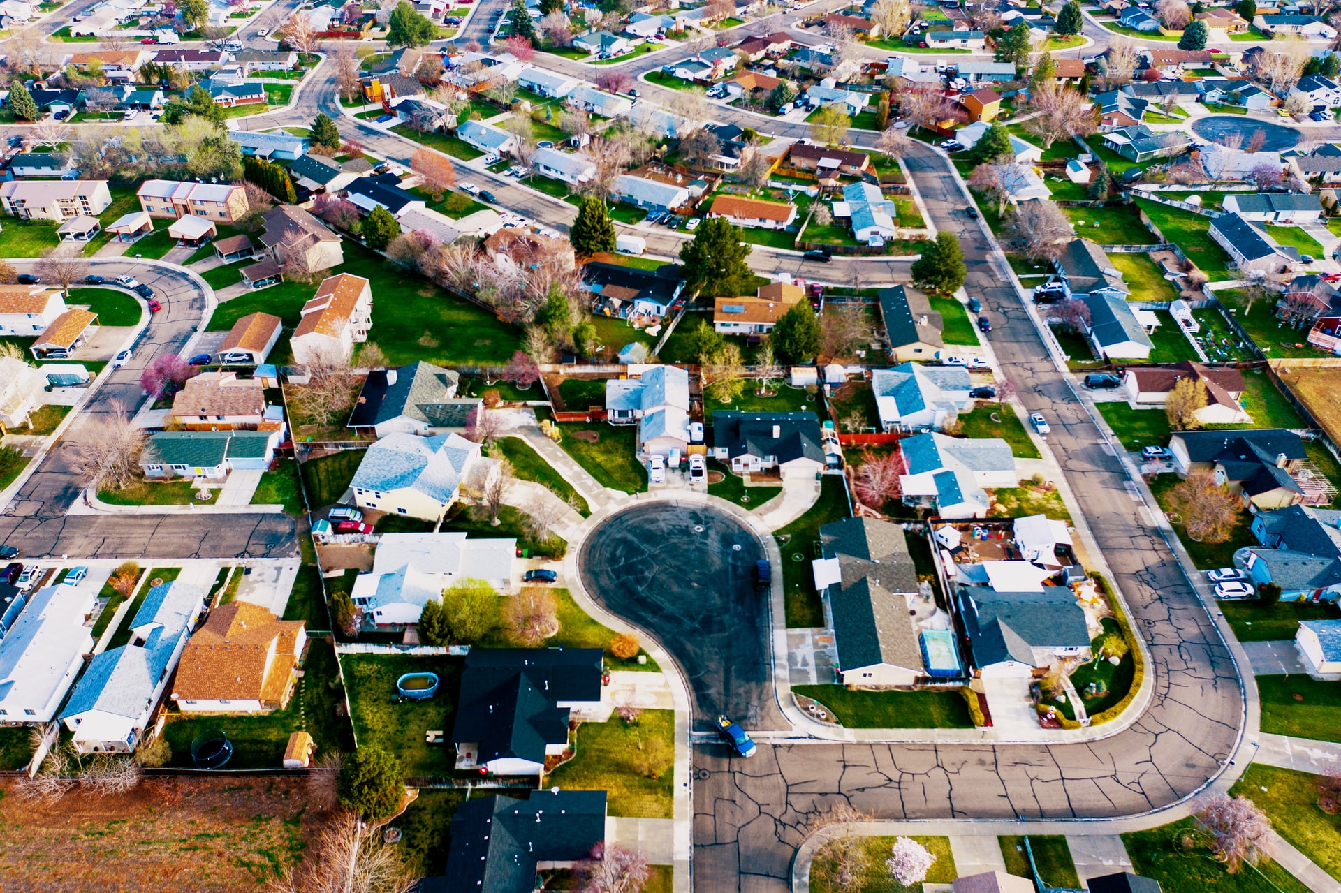 arial image of a track neighborhood in  with homes surrounding a cul de sac